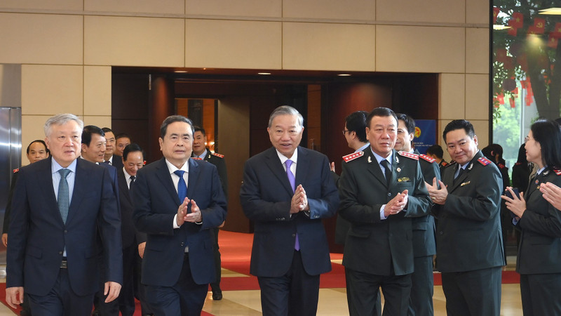El secretario general del PCV, To Lam, y los dirigentes del Partido y del Estado asisten a la ceremonia conmemorativa por el 80º aniversario del Día Tradicional de la Inspección de Vietnam.