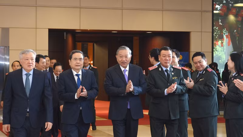 El secretario general del PCV, To Lam, y los dirigentes del Partido y del Estado asisten a la ceremonia conmemorativa por el 80º aniversario del Día Tradicional de la Inspección de Vietnam.