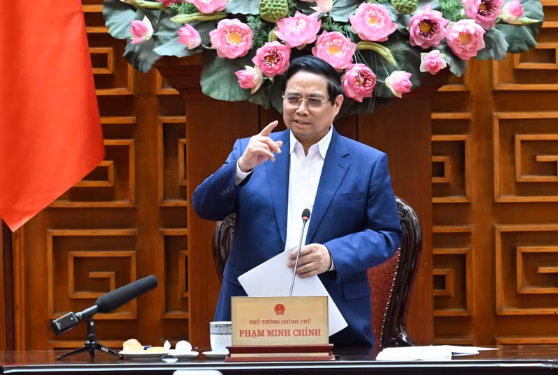 El primer ministro Pham Minh Chinh interviene en la reunión.