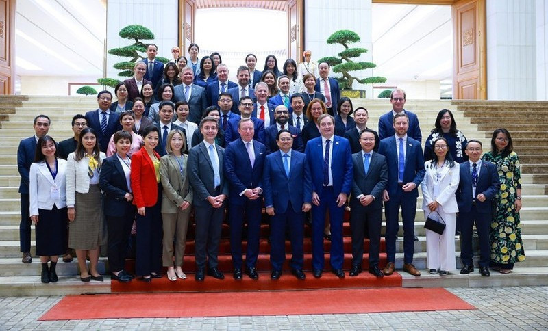 El primer ministro Pham Minh Chinh y delegados. (Foto: VNA)