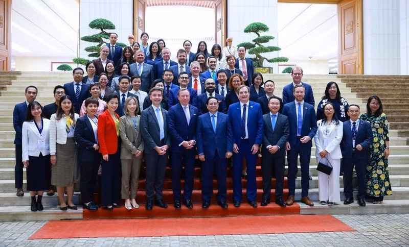 El primer ministro Pham Minh Chinh y delegados. (Foto: VNA)