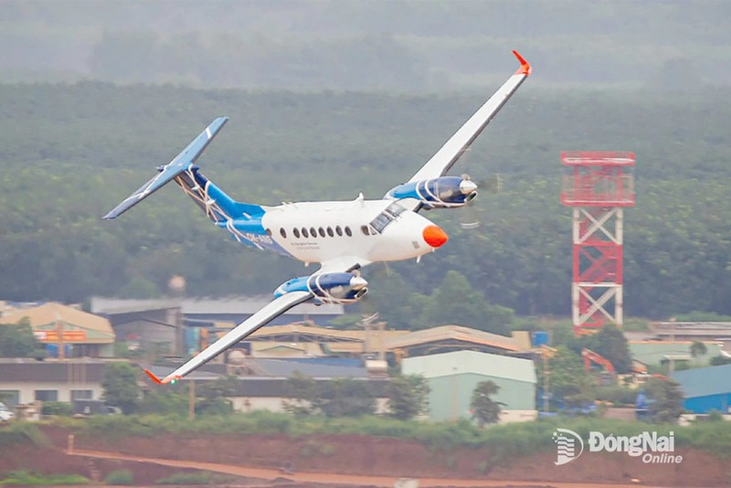 El avión King Air B350 realiza la calibración aérea en el aeropuerto internacional de Long Thanh. (Foto: baodongnai.com.vn)