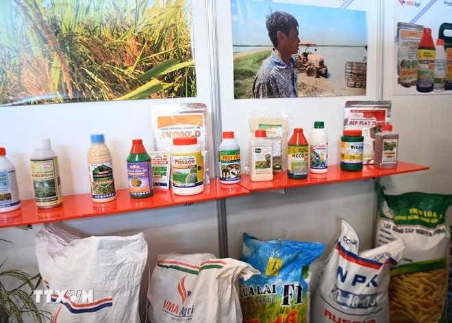 Arroz, fertilizantes, pesticidas, piensos y productos avícolas de la empresa Agri VMA en FIHAV 2025. (Foto: VNA)