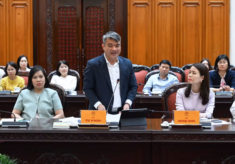 Nguyen Thanh Tu, viceministro de Justicia, hace uso de la palabra en la reunión.