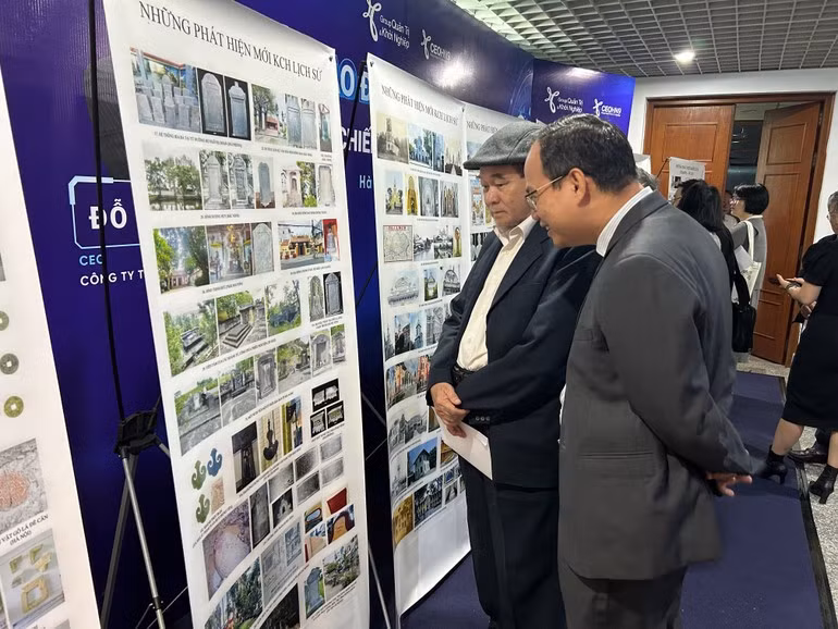 Visitantes a la exhibición sobre los nuevos hallazgos arqueológicos de 2025.