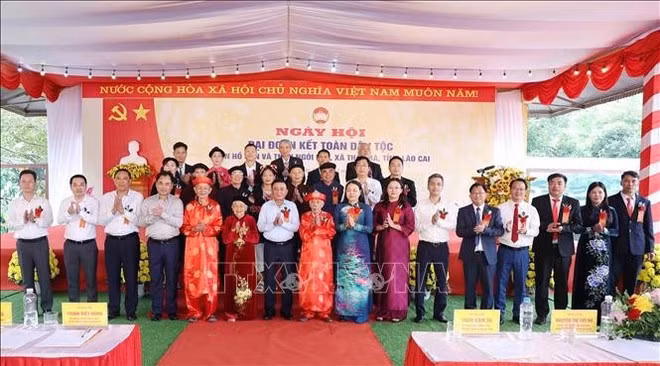 El miembro permanente del Secretariado del Comité Central del Partido, Tran Cam Tu, asiste al Festival de la Gran Unidad Nacional en las aldeas de Ho Sen y Ngoi Len, comuna de Thac Ba. (Foto: VNA)