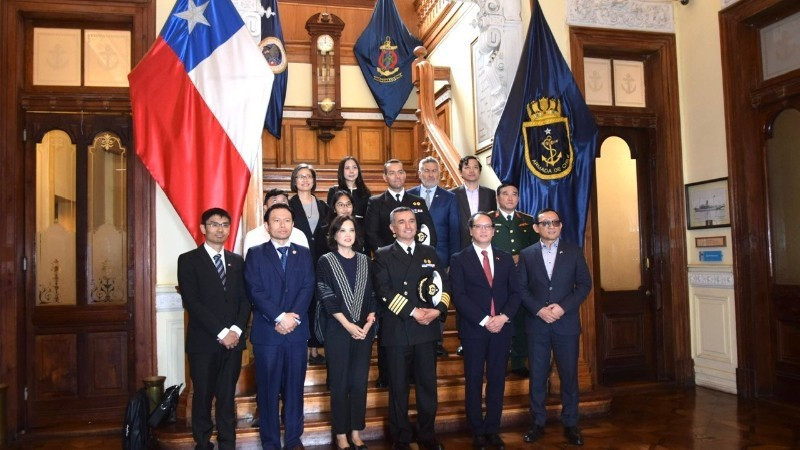 Los embajadores de los países de la Asean en su visita al Servicio Hidrográfico y Oceanográfico de Chile. (Foto: Embajada de Vietnam en Chile)