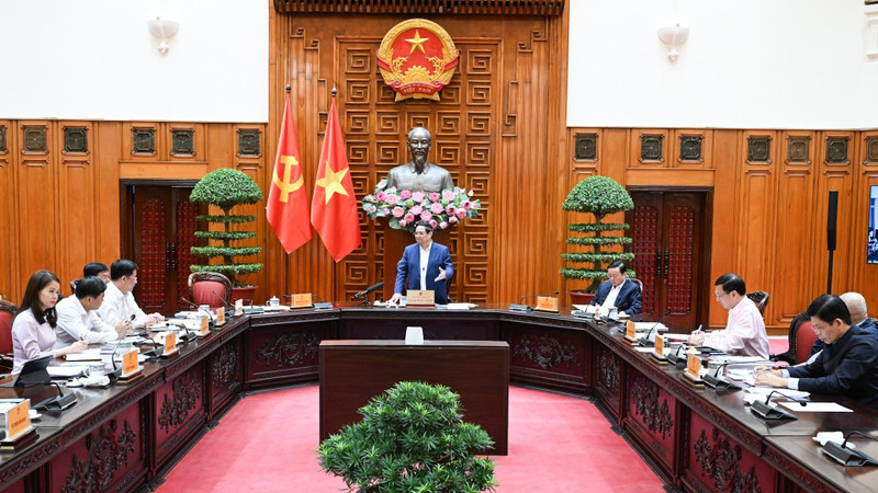 El primer ministro Pham Minh Chinh preside la reunión.