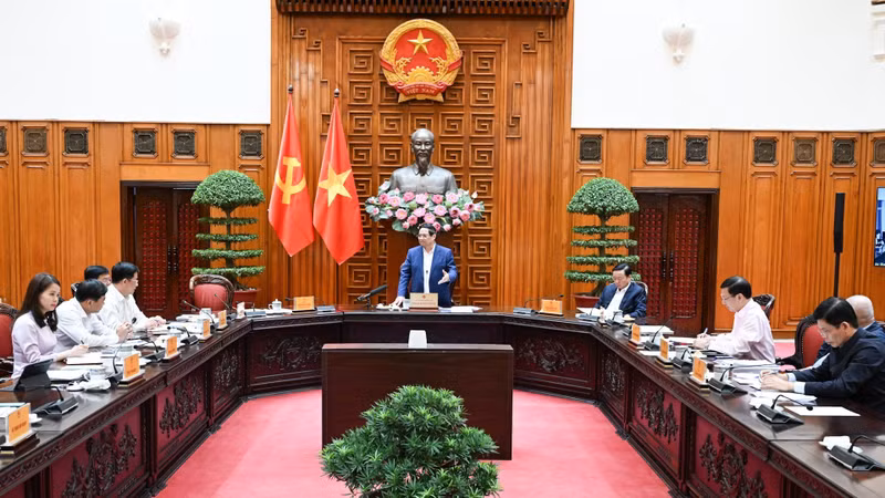 El primer ministro Pham Minh Chinh preside la reunión.