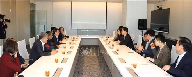 En el encuentro entre la delegación vietnamita y el diario Hankook Ilbo. (Foto: VNA)