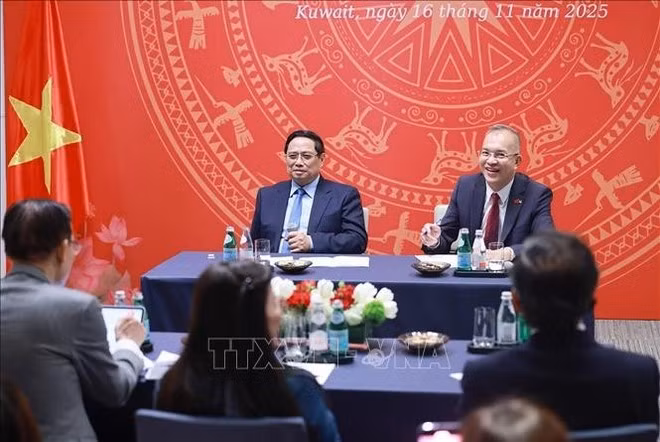 El primer ministro Pham Minh Chinh se reúne con personal de la embajada y la comunidad vietnamita en Kuwait. (Foto: VNA)