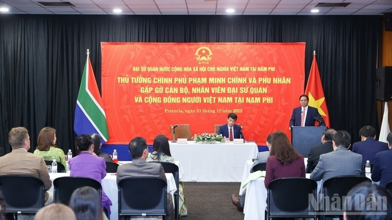 El primer ministro Pham Minh Chinh se reunió con funcionarios y personal de la Embajada de Vietnam y miembros de la comunidad vietnamita en Sudáfrica la tarde del 21 de noviembre (hora local). (Foto: Nhan Dan)