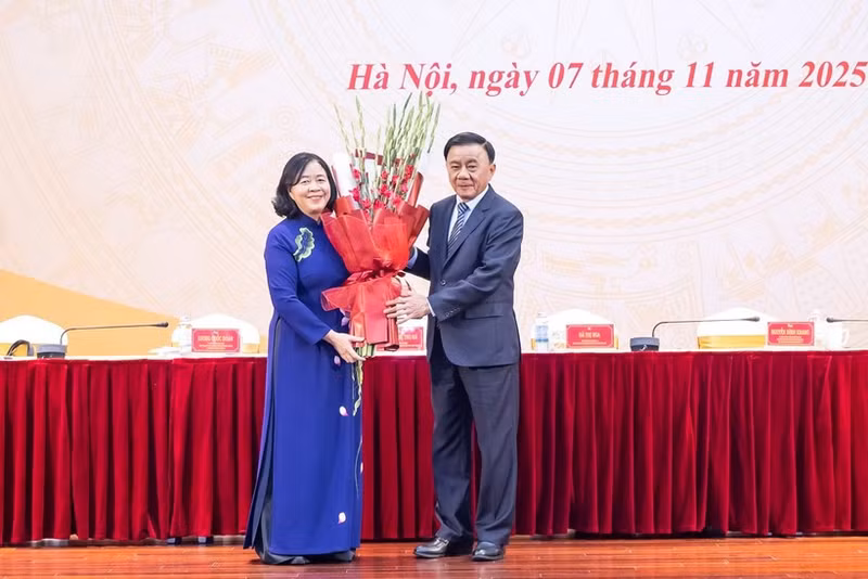 El miembro del Buró Político y permanente del Secretariado del Comité Central del Partido Comunista de Vietnam (PCV), Tran Cam Tu, entrega flores para felicitar a Bui Thi Minh Hoai, nueva presidenta del Frente de la Patria. (Foto: VNA)