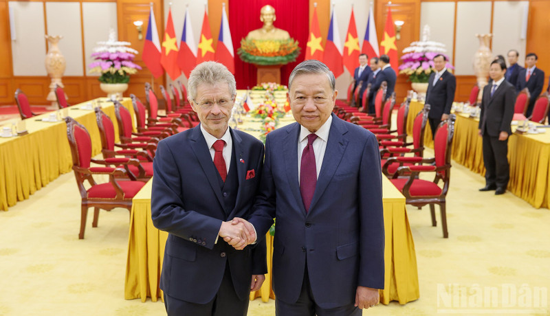 El secretario general del Partido Comunista de Vietnam, To Lam (derecha), y el presidente del Senado de la República Checa, Milos Vystrcil. (Foto: Nhan Dan)