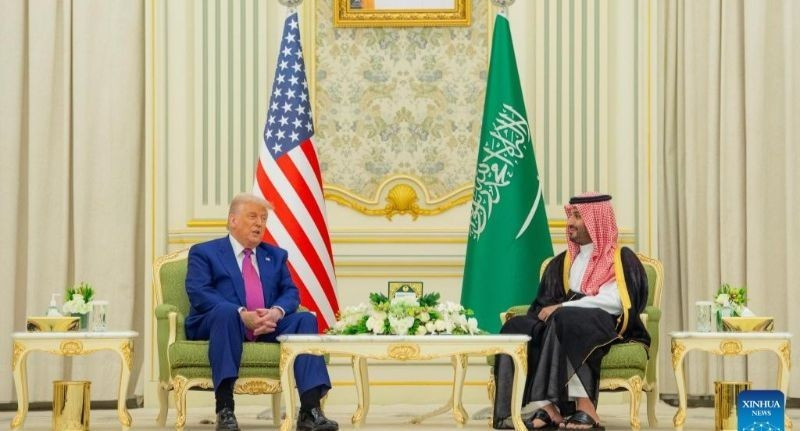El príncipe heredero de Arabia Saudita, Mohammed bin Salman Al Saud, y el presidente de Estados Unidos, Donald Trump, durante una reunión en Riad, el 13 de mayo de 2025. (Foto: XINHUA)