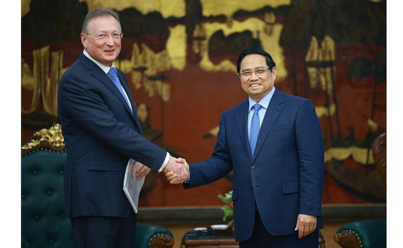 El primer ministro vietnamita, Pham Minh Chinh, recibe al director general de la empresa petrolera Zarubezhneft de la Federación de Rusia, Sergei Kudryashov. (Foto: VNA)