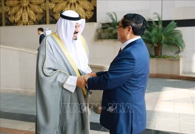 El primer ministro de Kuwait, el jeque Ahmad Abdullah Al-Ahmad Al-Sabah, preside la ceremonia de bienvenida a su homólogo de Vietnam, Pham Minh Chinh. (Foto: VNA)