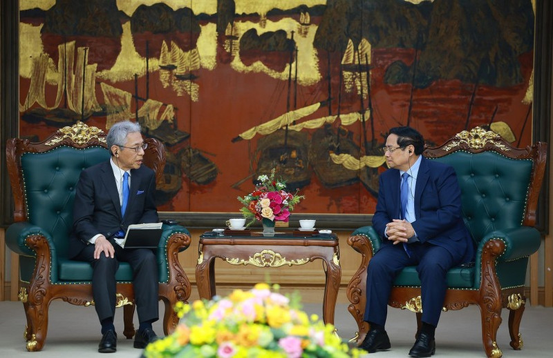El primer ministro de Vietnam, Pham Minh Chinh, recibe al presidente y director ejecutivo del grupo japonés Mitsui, Hori Kenichi. (Foto: VNA)