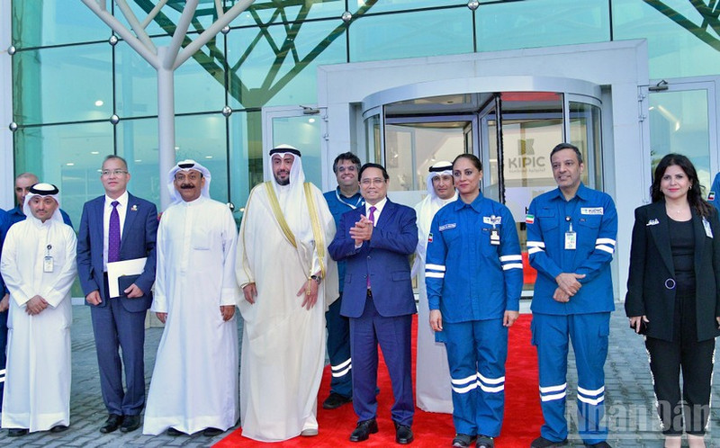 El primer ministro Pham Minh Chinh y delegados en el complejo petroquímico Al-Zour. (Foto: Nhan Dan)