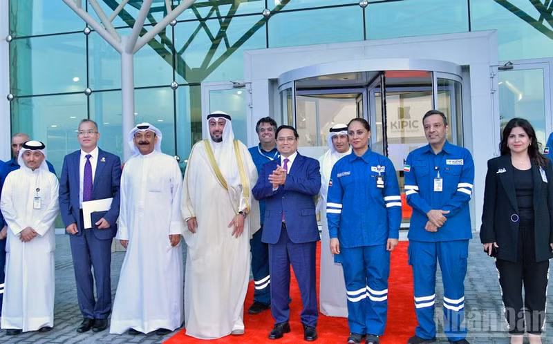 El primer ministro Pham Minh Chinh y delegados en el complejo petroquímico Al-Zour. (Foto: Nhan Dan)