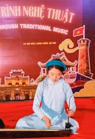 Una emotiva actuación de arte tradicional llena de color y ritmo. (Foto: VNA)