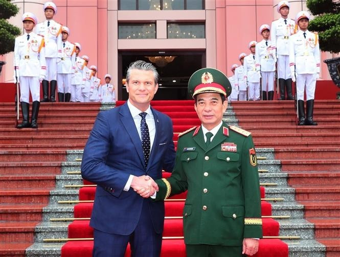 El secretario del Departamento de Guerra de Estados Unidos, Pete Hegseth, y general Phan Van Giang, ministro de Defensa de Vietnam. (Foto: VNA)