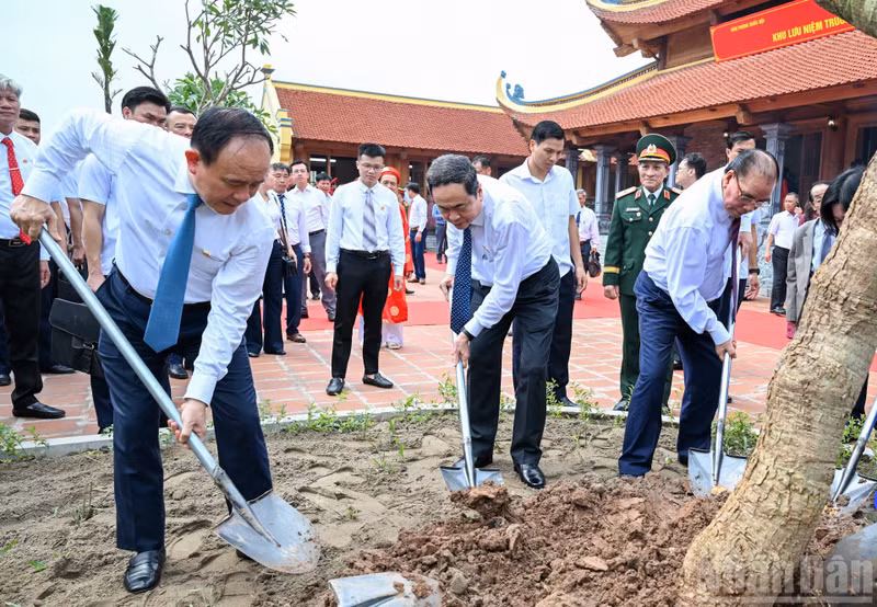 Tran Thanh Man, Nong Duc Manh y los delegados plantan árboles en el sitio.