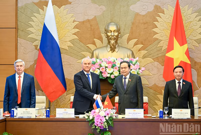 Tran Thanh Man y Vyacheslav Volodin copresiden el evento.