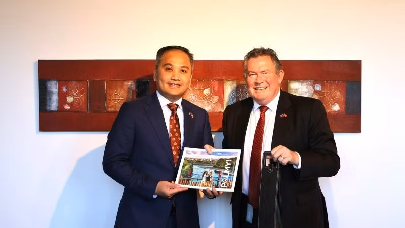 El embajador Phan Minh Giang y el alcalde de la ciudad neozelandesa de Palmerston North, Grant Smith. (Foto: Embajada de Vietnam en Nueva Zelanda)
