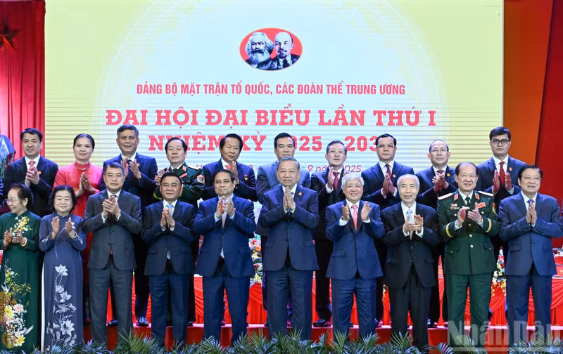 El secretario general del PCV, To Lam, junto con dirigentes y exdirigentes del Partido, del Estado y los delegados en el evento.