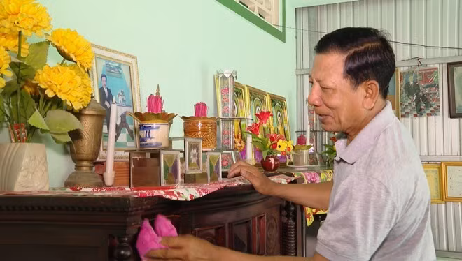 Las familias Khmer de la provincia de Ca Mau limpian y decoran el altar para ofrecer frutas y otros productos en homenaje a sus ancestros. (Foto: VNA)