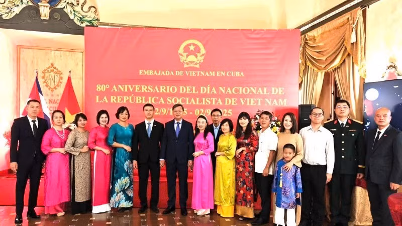 Funcionarios y personal de la Embajada de Vietnam en Cuba se toman una foto de recuerdo. (Foto: Embajada de Vietnam en Cuba)