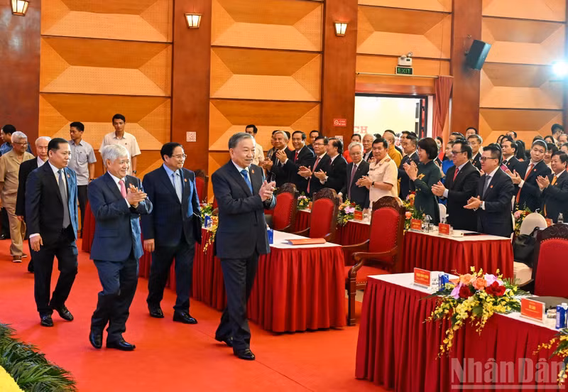 To Lam, junto con otros dirigentes del Partido y del Estado y delegados, visitan la exposición.