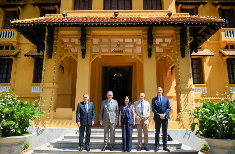 La viceministra vietnamita de Relaciones Exteriores Le Thi Thu Hang y los representantes del Grupo de Parlamentarios de Amistad Francia-Vietnam en el Senado francés. (Foto: Cancillería de Vietnam)