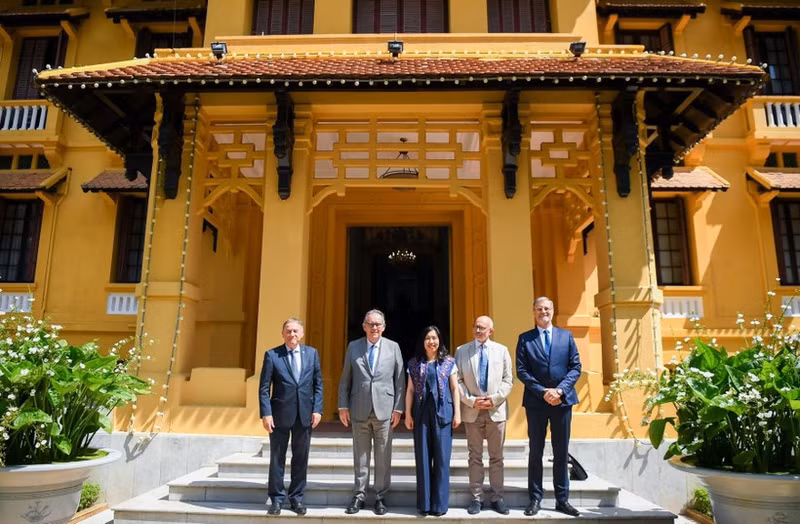 La viceministra vietnamita de Relaciones Exteriores Le Thi Thu Hang y los representantes del Grupo de Parlamentarios de Amistad Francia-Vietnam en el Senado francés. (Foto: Cancillería de Vietnam)