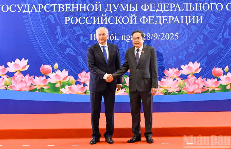 El presidente de la ANV, Tran Thanh Man, y el presidente de la Duma Estatal de Rusia, Vyacheslav Volodin.