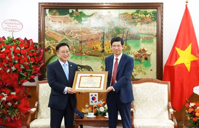 El viceministro Ho An Phong entregó el certificado al mérito del Ministro de Cultura, Deportes y Turismo al Embajador de Turismo de Vietnam en Corea del Sur, y Xuong Can (Lee Chang Kun), en reconocimiento a sus contribuciones. (Foto: VNA)