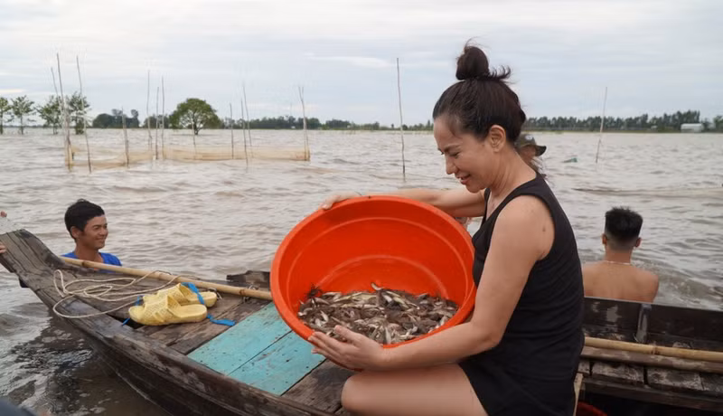 Los turistas se muestran entusiasmados al capturar diferentes tipos de peces de agua dulce. (Foto: VNA)