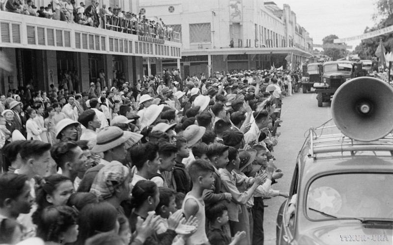 Decenas de miles de hanoienses acuden a las calles para dar la bienvenida a la tropa revolucionaria el 10 de octubre de 1954. (Foto: Archivo de VNA) 
