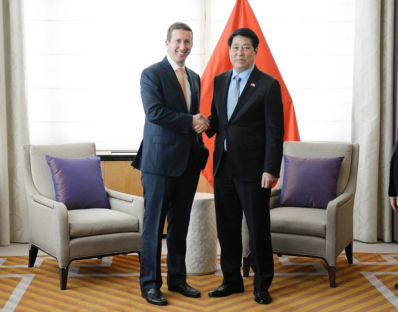 El presidente de Vietnam, Luong Cuong (derecha) y Jeffrey David Perlman, director ejecutivo del Fondo de Inversión Warburg Pincus y presidente del Consejo Empresarial EE. UU.-ASEAN. (Foto: VNA)
