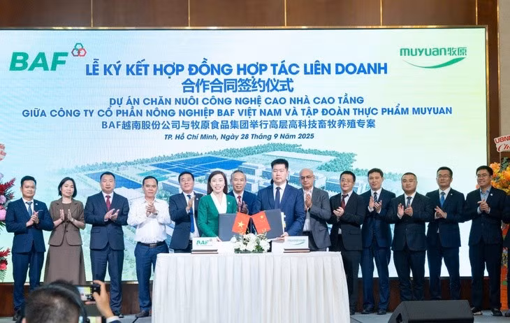 En el acto de firma. (Foto: tuoitre.vn) 