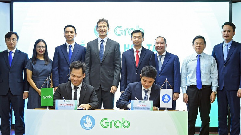En el acto de firma de la cooperación entre la Asociación de Estudiantes de Vietnam y la empresa de responsabilidad limitada Grab. 