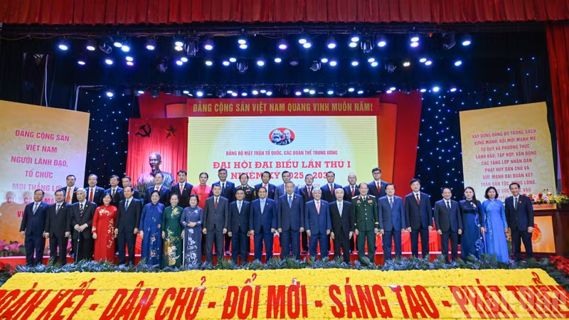 El secretario general del PCV, To Lam, junto con dirigentes y exdirigentes del Partido, del Estado y los delegados en el evento. 