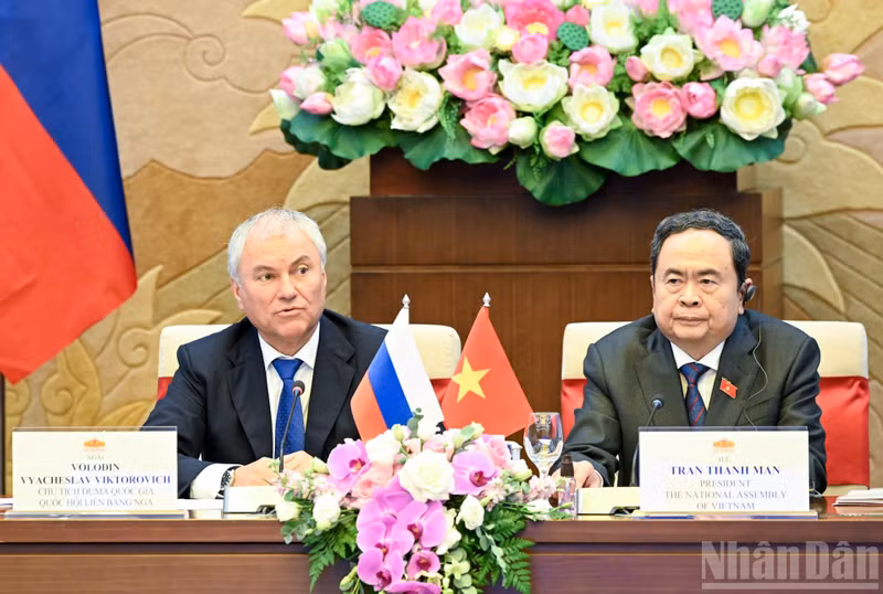El presidente de la Duma Estatal de la Asamblea Federal de Rusia, Vyacheslav Volodin, hace uso de la palabra en la reunión.