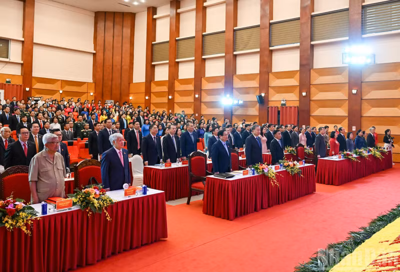 Los dirigentes y exdirigentes del Partido y del Estado realizan la ceremonia de saludo a la bandera nacional.