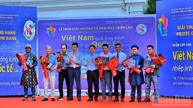 El comité organizador otorga premios a 20 obras destacadas. 