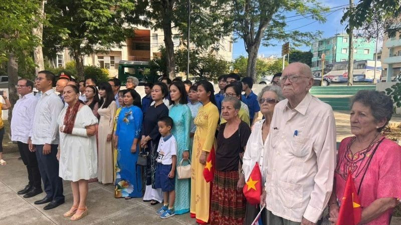 Delegados en la ceremonia de ofrenda floral en homenaje al Presidente Ho Chi Minh con motivo del 80º aniversario del Día Nacional de Vietnam. (Foto: Embajada de Vietnam en Cuba)