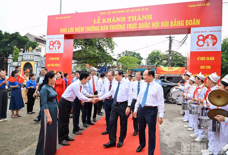 El presidente del Parlamento, Tran Thanh Man, y el ex secretario general del PCV, Nong Duc Manh, asisten a la inauguración de la obra.