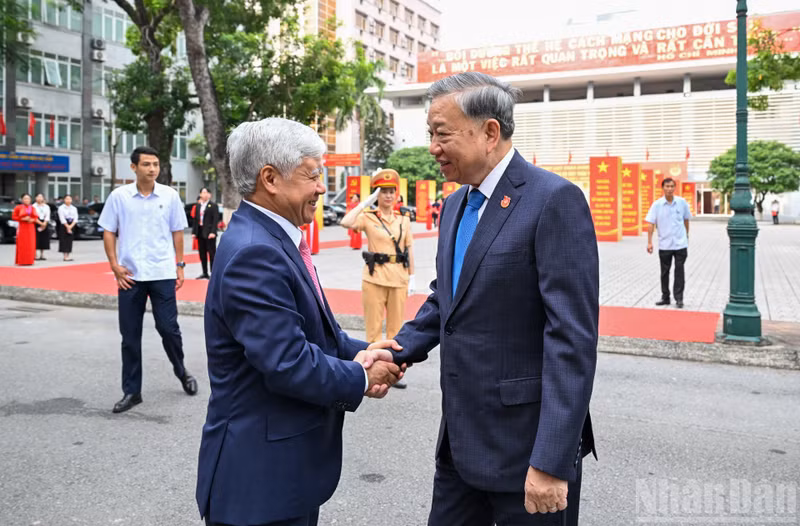 Do Van Chien, secretario del Comité del Partido del FPV y las organizaciones de masas de nivel central y presidente del FPV, recibe al secretario general del PCV, To Lam.