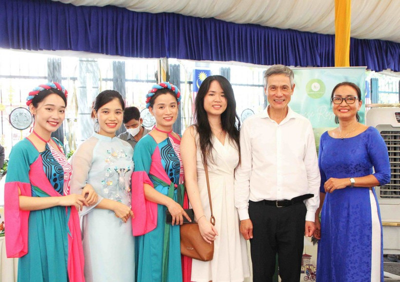 El embajador de Vietnam en Camboya, Nguyen Minh Vu, en el Bazar Asean 2025. (Foto: VNA)